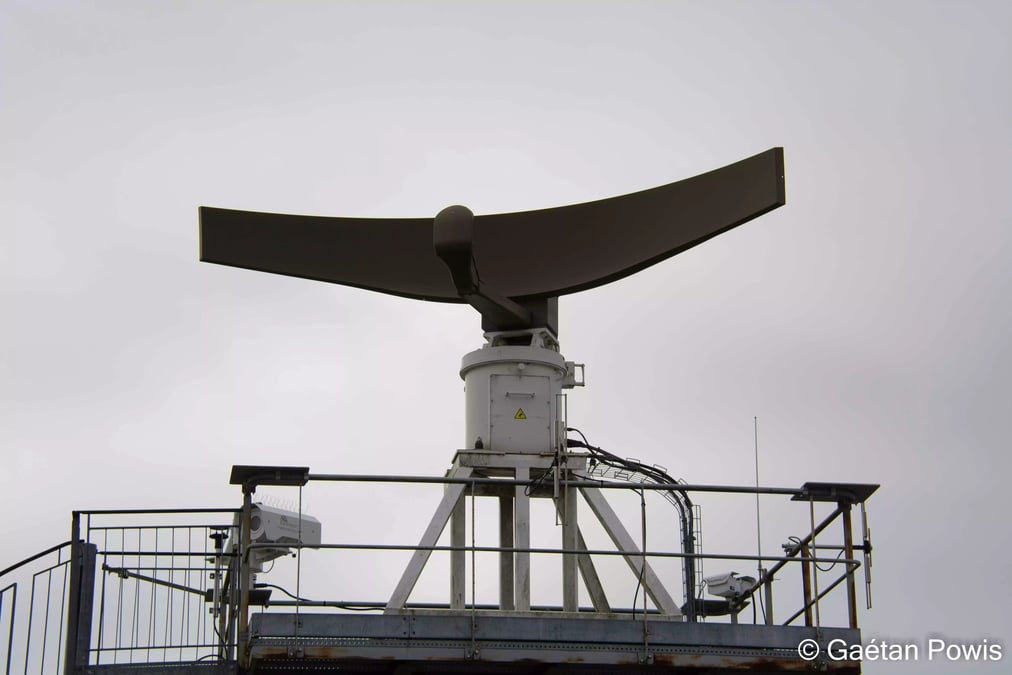 Banc d'essai de Thales Imare pour le radar de détection maritime (avec voie aérienne) Coast Watcher 100 (CW100) et une caméra EO/IR, formant une partie de la solution CoastShield.