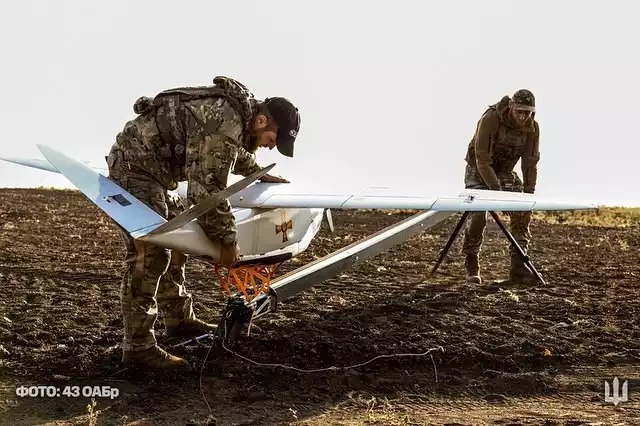 Mise en place d'un drone de reconnaissance DT26E Tactical de la 43ème brigade d'artillerie ukrainienne sur sa catapulte de lancement.