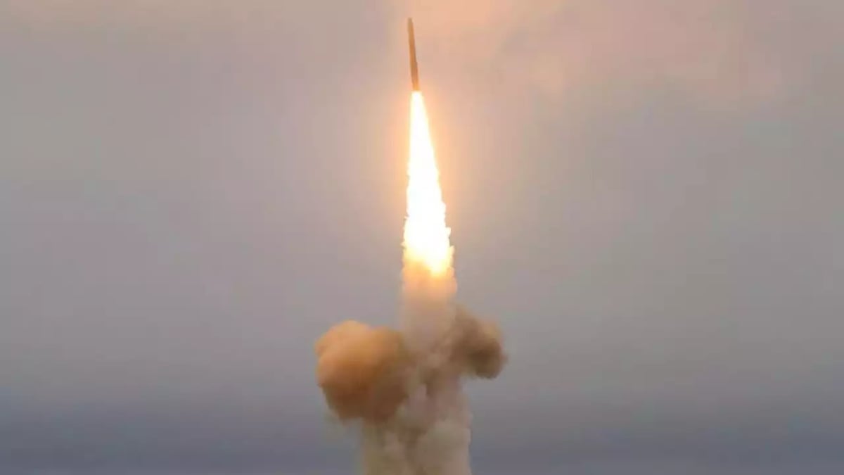Tir d'essai d'un missile balistique intercontinental (ICBM) Topol-M russe.