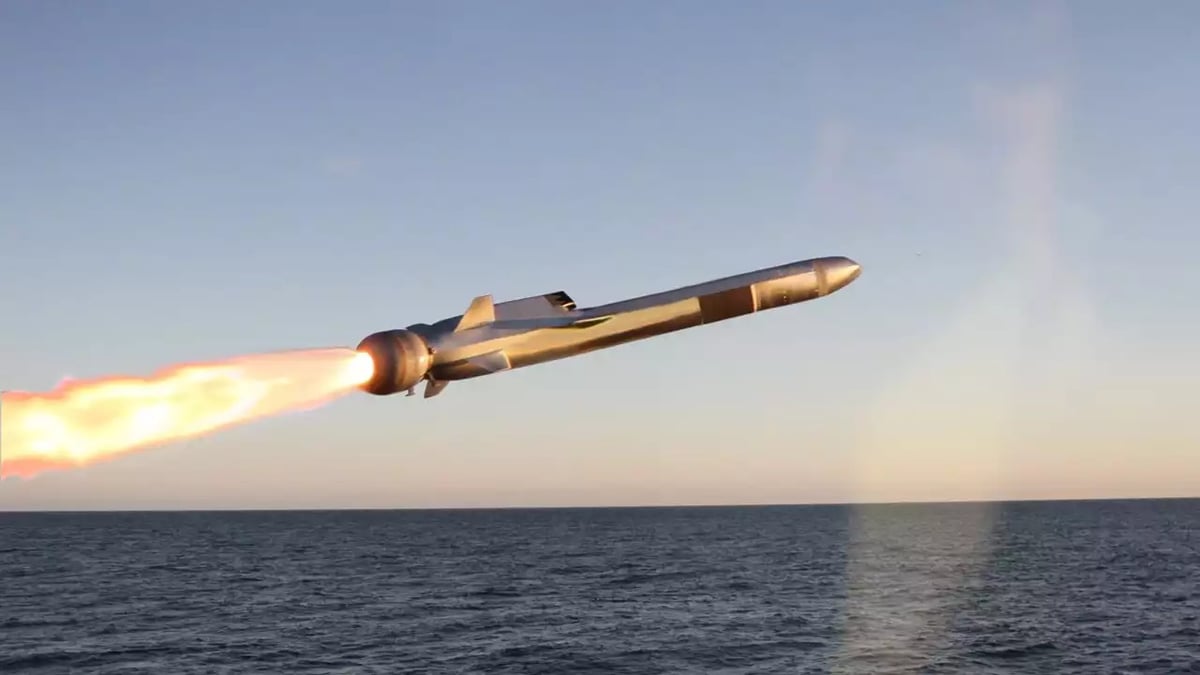 Missile antinavire Naval Strike Missile de Kongsberg juste après son départ depuis un bâtiment de surface.