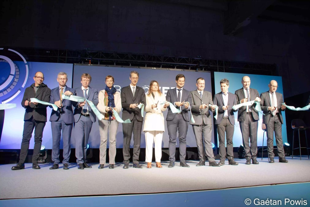 Cérémonie de découpage du ruban pour inaugurer le centre d'essai de boosters/compresseurs BeCOVER avec les représentants de Safran, BeCOVER, les autorités fédérales et régionales belges (27 novembre 2024).