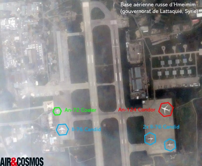 Image satellite de la base aérienne russe d'Hmeimim (Syrie): les avions et hélicoptères de combat semblent avoir laissé la place à des avions de transport.