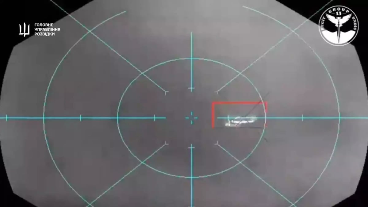Hélicoptère de transport moyen Mi-8 russe dans le viseur d'un drone de surface Magura V5 équipé de 2 missiles R-73 (31 décembre 2024).