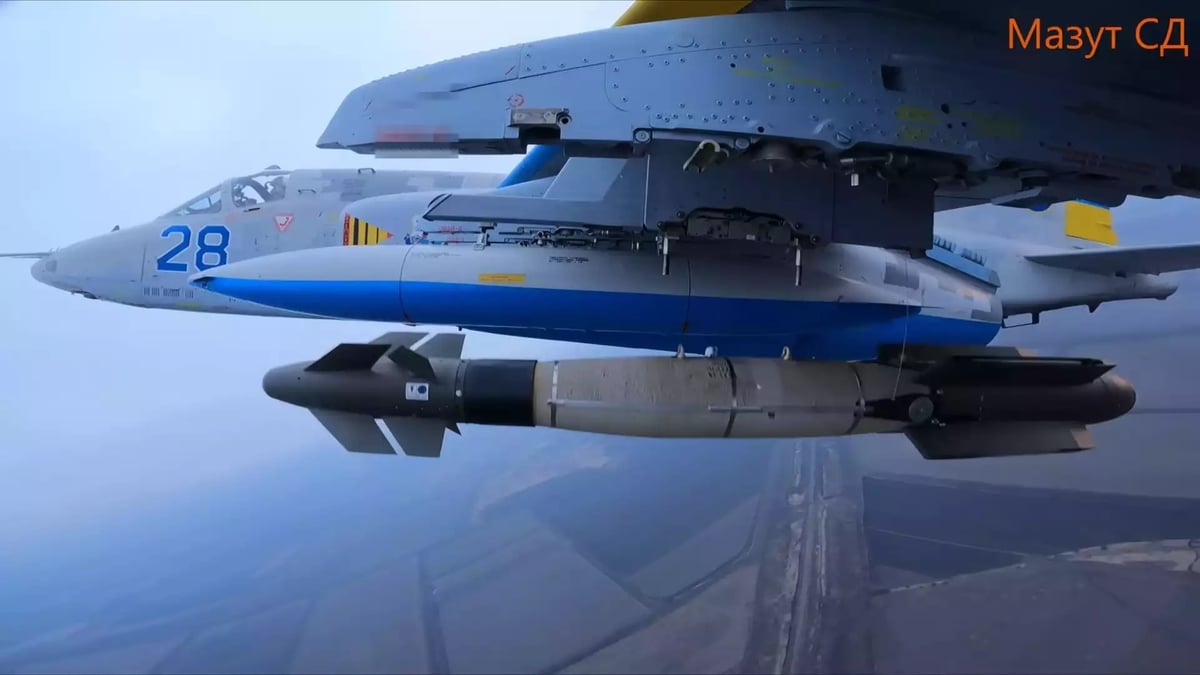Avion d'attaque Su-25 Frogfoot ukrainien (28 Blue) larguant deux bombes propulsées AASM (1er janvier 2025).