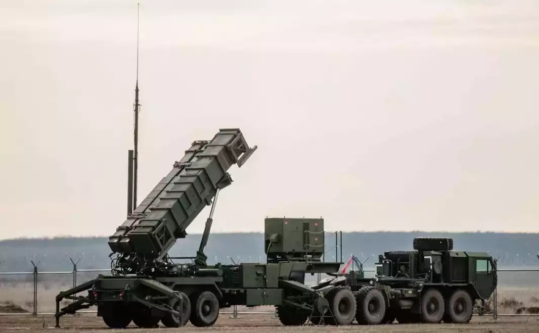 Lance-missiles M903 d'une batterie antiaérienne Patriot de la Force aérienne roumaine avec 1 missile PAC-2 et 2 missiles PAC-3 MSE.