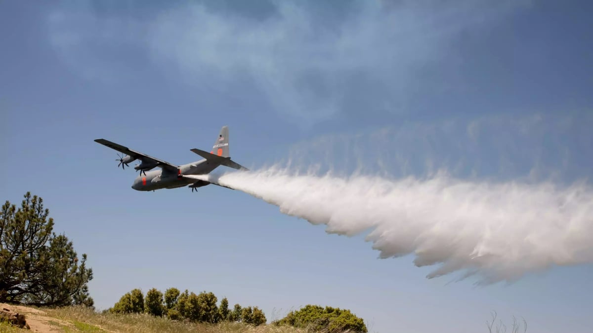 Entrainement au largage d'eau pour un C-130J Super Hercules américain équipé d'un MAFFS II (5 août 2024).