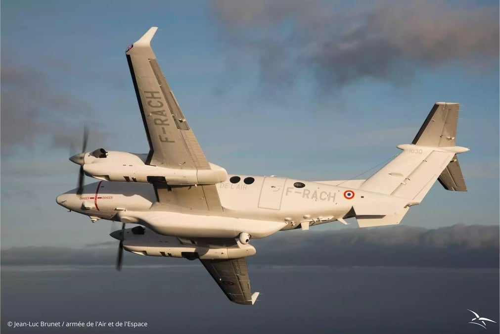 Avion Léger de Surveillance et de Reconnaissance (ALSR) Vador, facilement reconnaissable par son carénage ventral (capteurs SIGINT et IMINT).