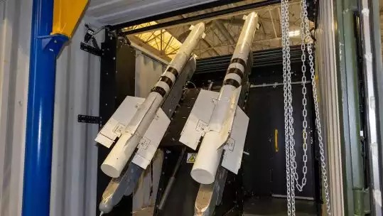 Intérieur du système antiaérien courte portée Gravehawk, avec ses deux missiles R-73 placés sur le lanceur.