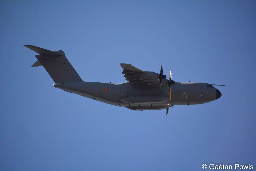 Survol en basse altitude d'un avion de transport tactique belge A400M Atlas (CT-03)(18 mars 2022).