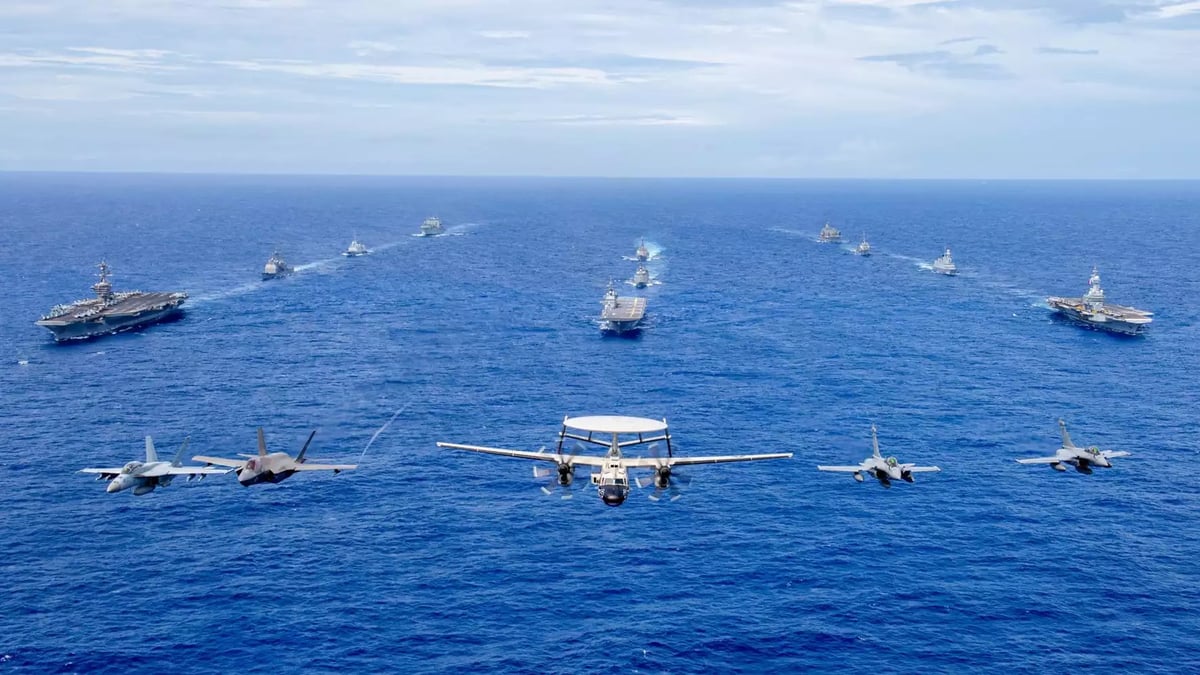 Avions de combat Super Hornet, Lightning II et Advanced Hawkeye américains, Rafale M français et navires de surfaces américains, japonais et français durant l'exercice Pacific Steller 2025 (11 février 2025).