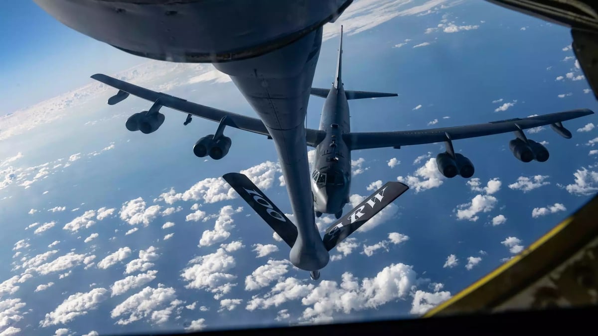 Bombardier stratégique B-52H s'approchant d'un ravitailleur KC-135 Stratotanker au-dessus de la mer Méditerranée (17 février 2025).
