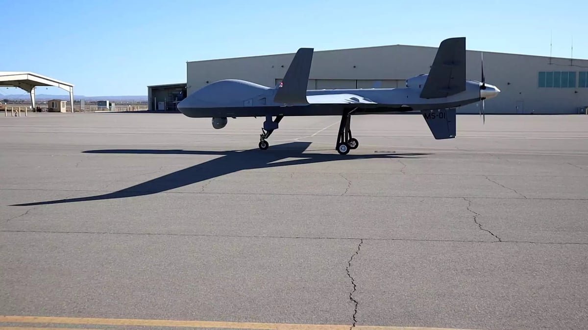 Premier drone MQ-9B SkyGuardian belge au roulage le jour de son premier vol (20 février 2025).