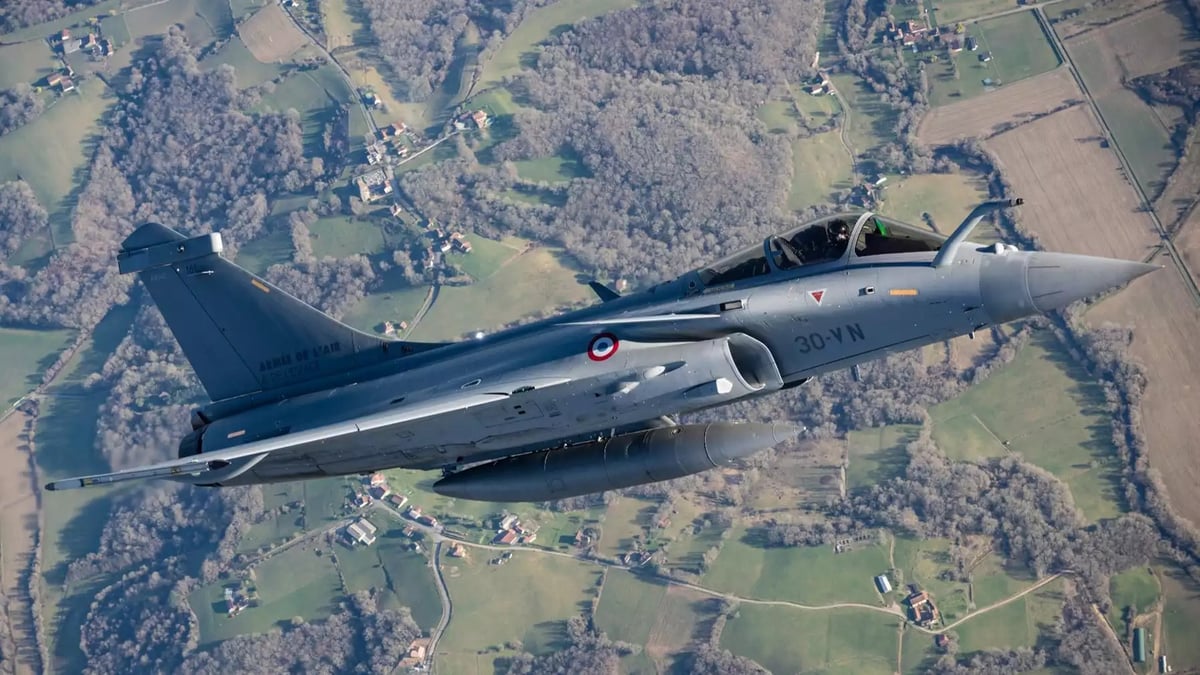 Vol photo d'un Rafale de l'Escadron de Chasse et d'Expérimentation 1/30 Côte d'Argent (6 février 2025).