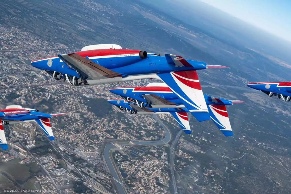Alpha Jet de la Patrouille de France lors d'un vol de démonstration.