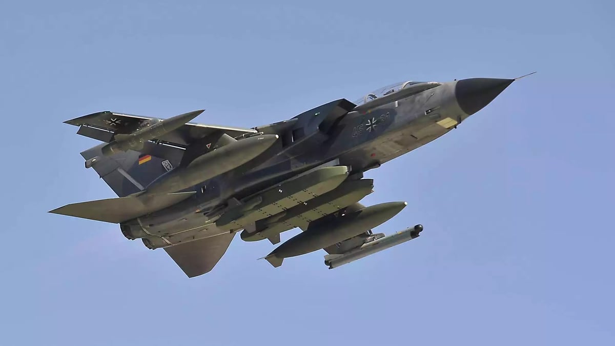 Bombardier tactique Tornado IDS allemand équipé d'un pod de contre-mesure BOZ-101, de deux missiles de croisière TAURUS KEPD 350 et d'un pod de brouillage Cerberus.