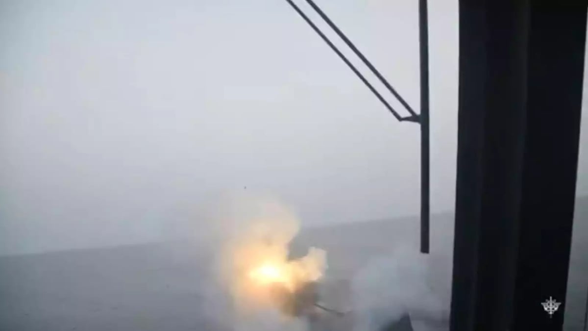 Tirs du canon OTO 76/62 d'une frégate FREMM française en mer Rouge contre un drone lancé depuis le Yémen.