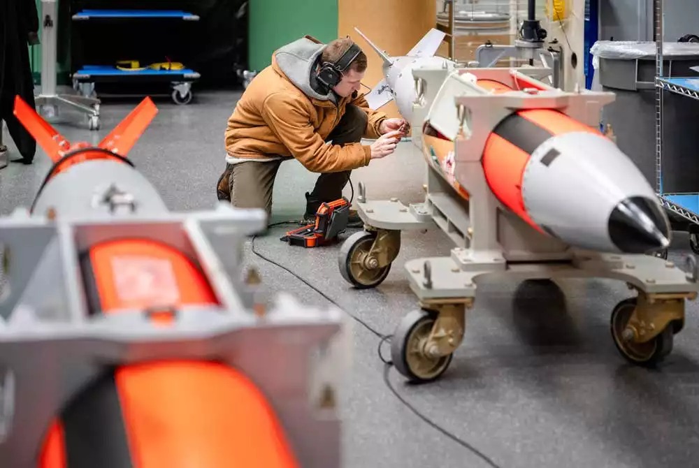 Un ingénieur des Sandia National Labs travaillant sur la première bombes B61-13 d'essai (inerte).