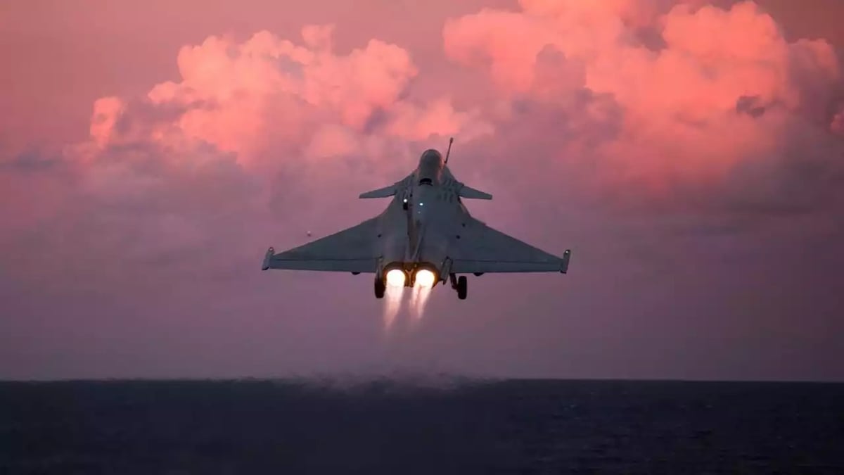 Catapultage d'un Rafale M français.