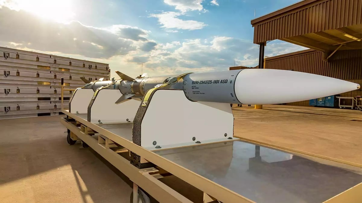 Missile air-air très longue portée AIM-120D-3 AMRAAM sur le site de production de Raytheon de Tucson (Arizona, États-Unis).