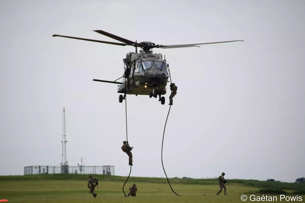 Démonstration d'aérocordage de militaires du SOR depuis un NH90 TTH belge durant le Beauvechain Base Day (7 mai 2025).