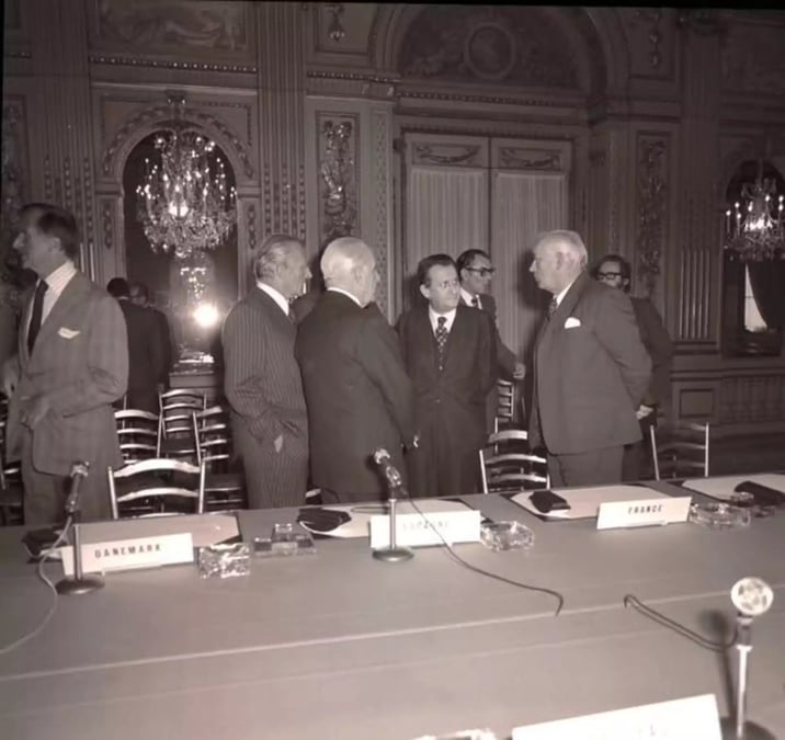 Discussions avant la signature de la Convention à Paris le 30 mai 1975