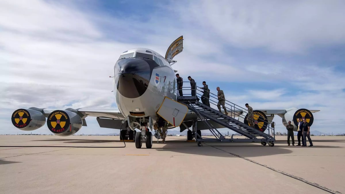 Visite guidée d'un WC-135R Constant Phoenix de l'US Air Force par des officiers étrangers sur la base aérienne de Davis-Monthan (13 février 2025).