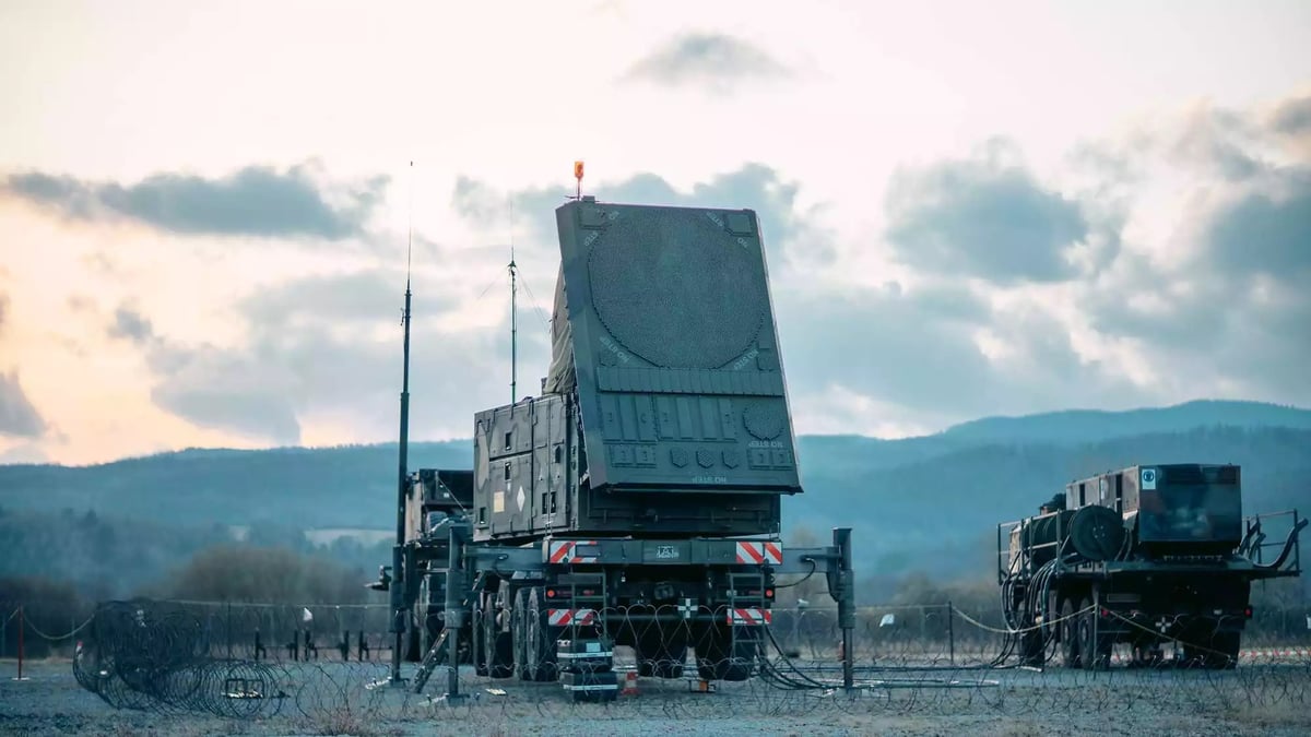 Radar AN/MPQ-53 d'une batterie antiaérienne Patriot allemande.