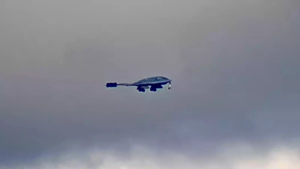 Un des deux bombardiers stratégiques B-2A Spirit atterrissant à Elmendorf (Alaska) la veille du sommet Trump-Poutine (14 août 2025).