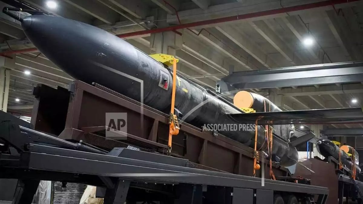 Deux missiles de croisière ukrainiens Flamingo sur leur rampe de lancement mobile (14 août 2025).