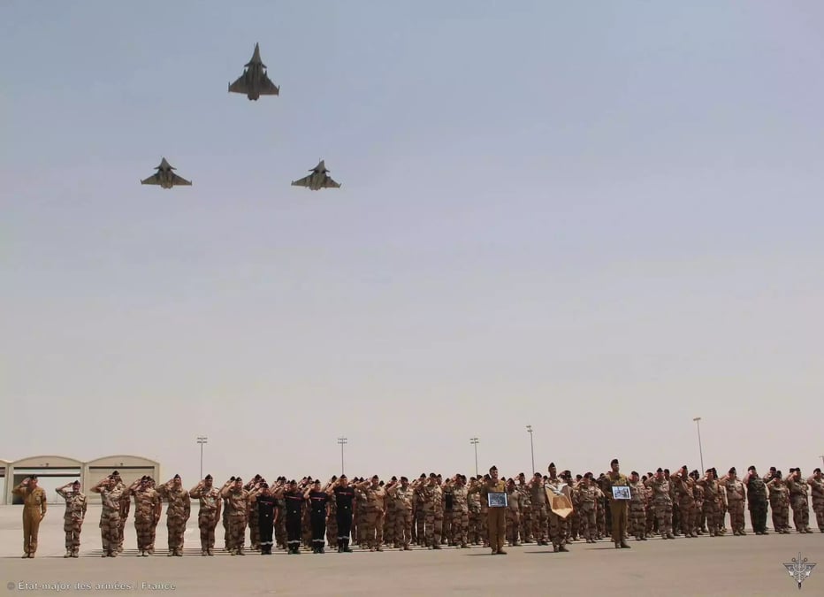 Missing Man Formation au-dessus de la base aérienne 104 d'Al Dhafra en l'honneur des commandant Sébastien Mabire 'Root' et capitaine Matthis Laurens 'Lolo', décédés le 14 août 2024 (14 août 2025).