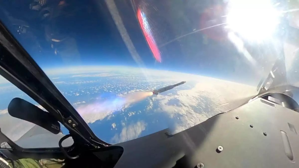 Premiers tirs par avions de chasse sur des ballons en très haute altitude