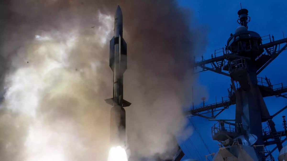 Vue rapprochée d'un missile RIM-174 Standard ERAM SM-6 tiré depuis le destroyer USS John Paul Jones (DDG-53, classe Arleigh Burke I)(19 juin 2014).