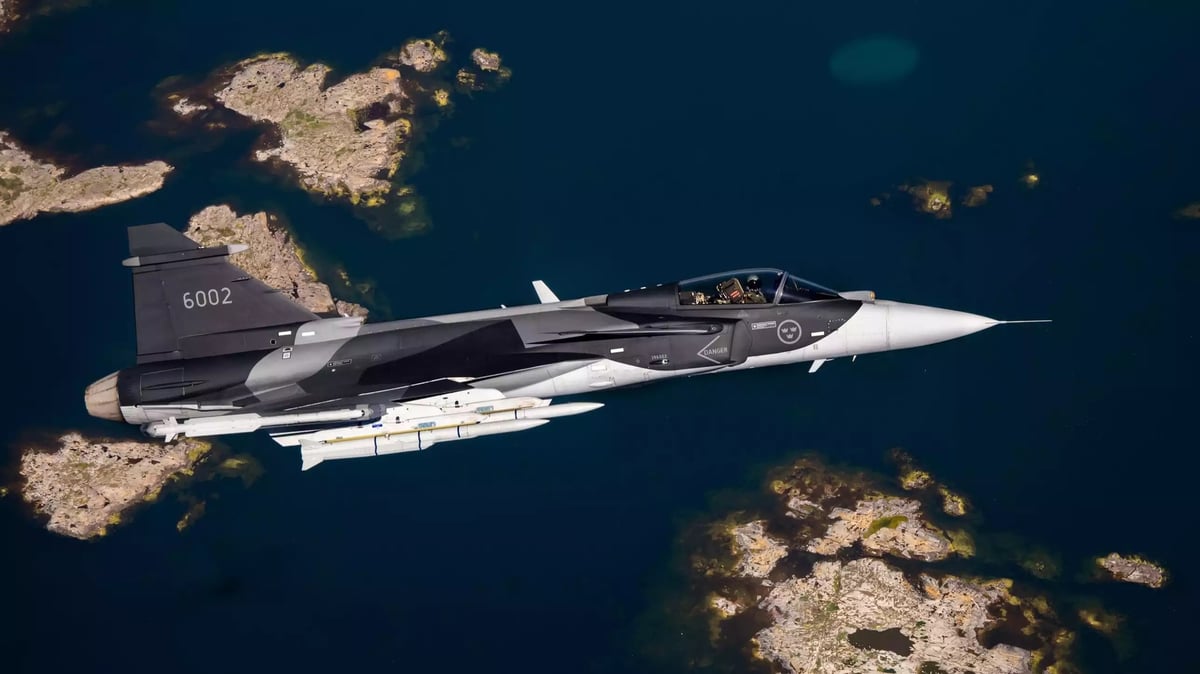 Gripen E suédois équipé en full air-air avec un missile courte portée IRIS-T et deux missiles très longue portée Meteor.