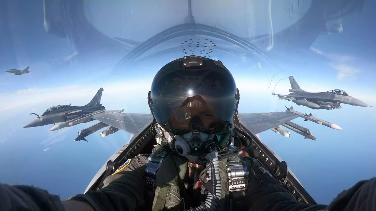 Selfie d'une patrouille de F-16AM belges et Rafale B français en soutien à un E-3F français sur la mer Noire (26 août 2025).