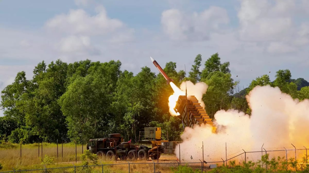 Lance-missiles M903 d'une batterie Patriot américaine tirant un missile PAC-2 durant l'exercice Tenacious Archer 25 (21 août 2025).