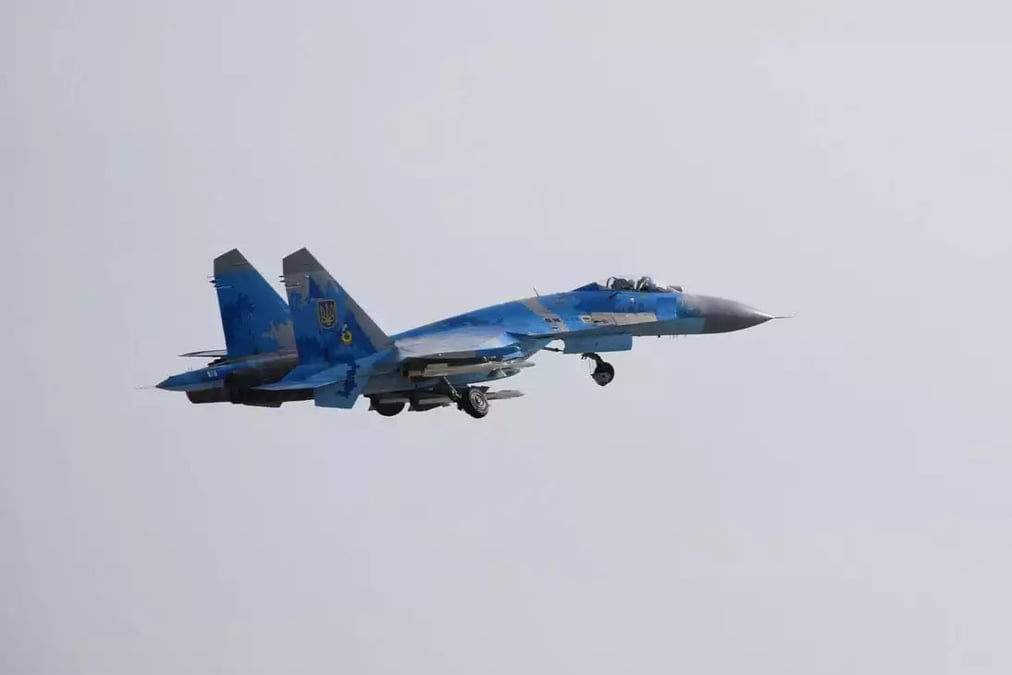 Avion de combat Su-27 Flanker ukrainien (en configuration air-air) en train de décoller.
