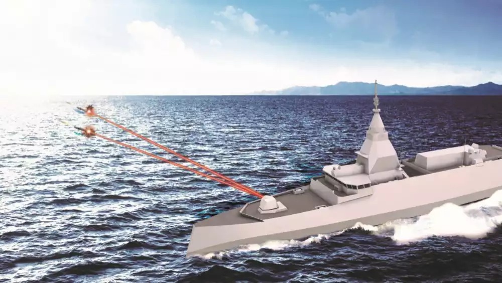 Représentation d'un laser haute puissance de nouvelle génération français sur une frégate FDI et interceptant des missiles de croisière.