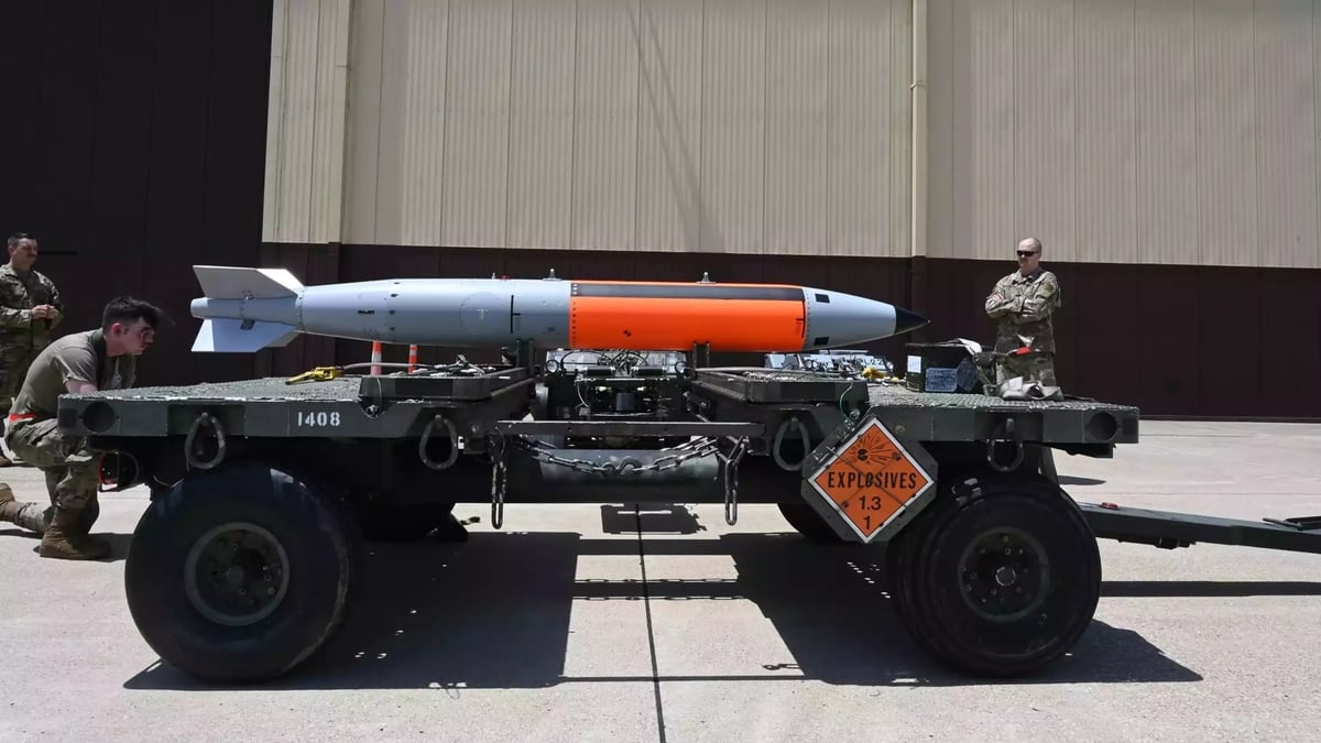 Bombe nucléaire B61-12 d'essai préparée pour un tir d'essai par un bombardier stratégique B-2A Spirit de l'USAF (14 juin 2022).