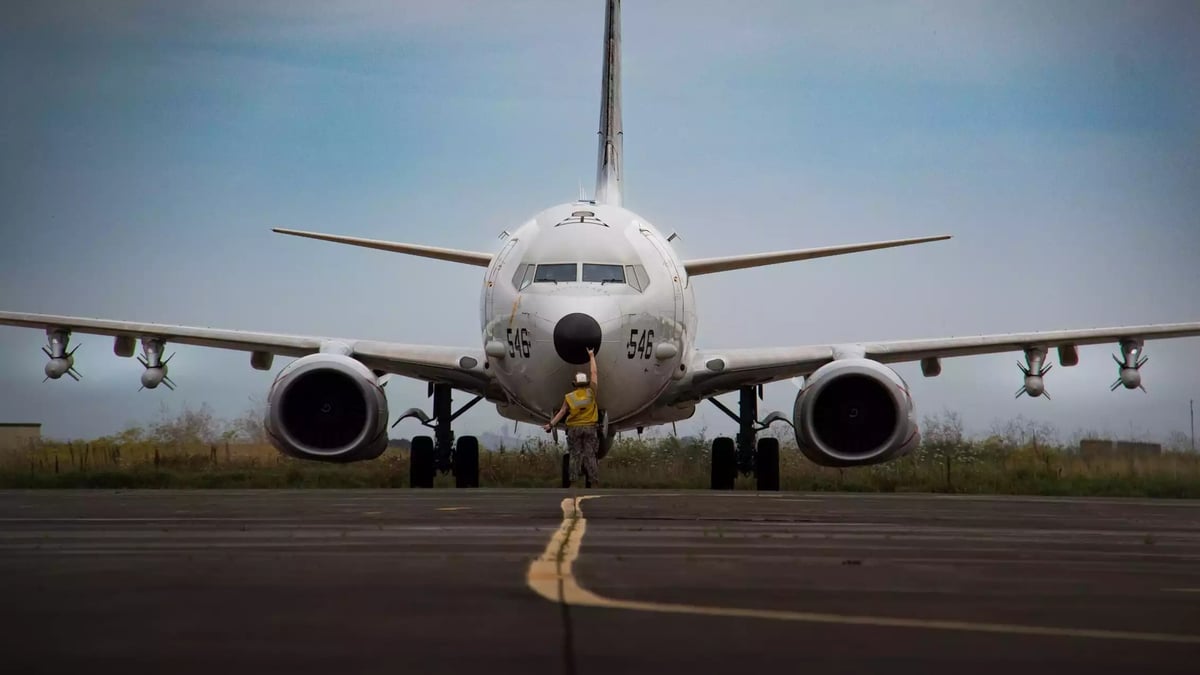 Mise en route d'un avion de patrouille maritime P-8A Poseidon de l'US Navy équipé de 4 missiles antinavires AGM-84D Harpoon sur la base de Sigonella (Sicile, Italie)(6 juin 2023).