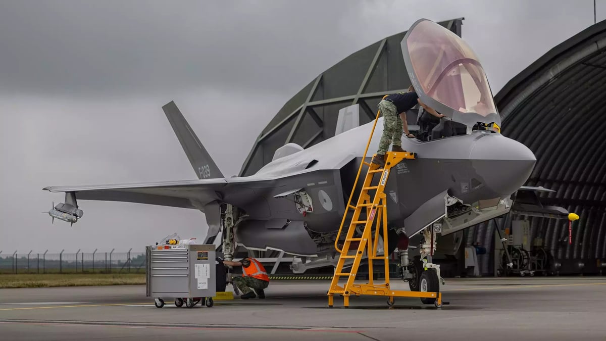 F-35A Lightning II hollandais au sol et armé d'au moins deux missiles air-air courte portée AIM-9X Sidewinder et d'un missile longue portée AIM-120C/D AMRAAM (en soute).