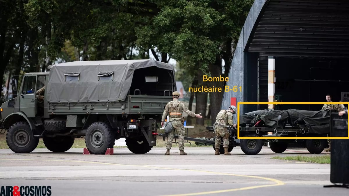 Militaires de l'US Air Force s'entrainant au maniement d'une bombe nucléaire B61 sur la base aérienne belge de Kleine Brogel (septembre 2025).