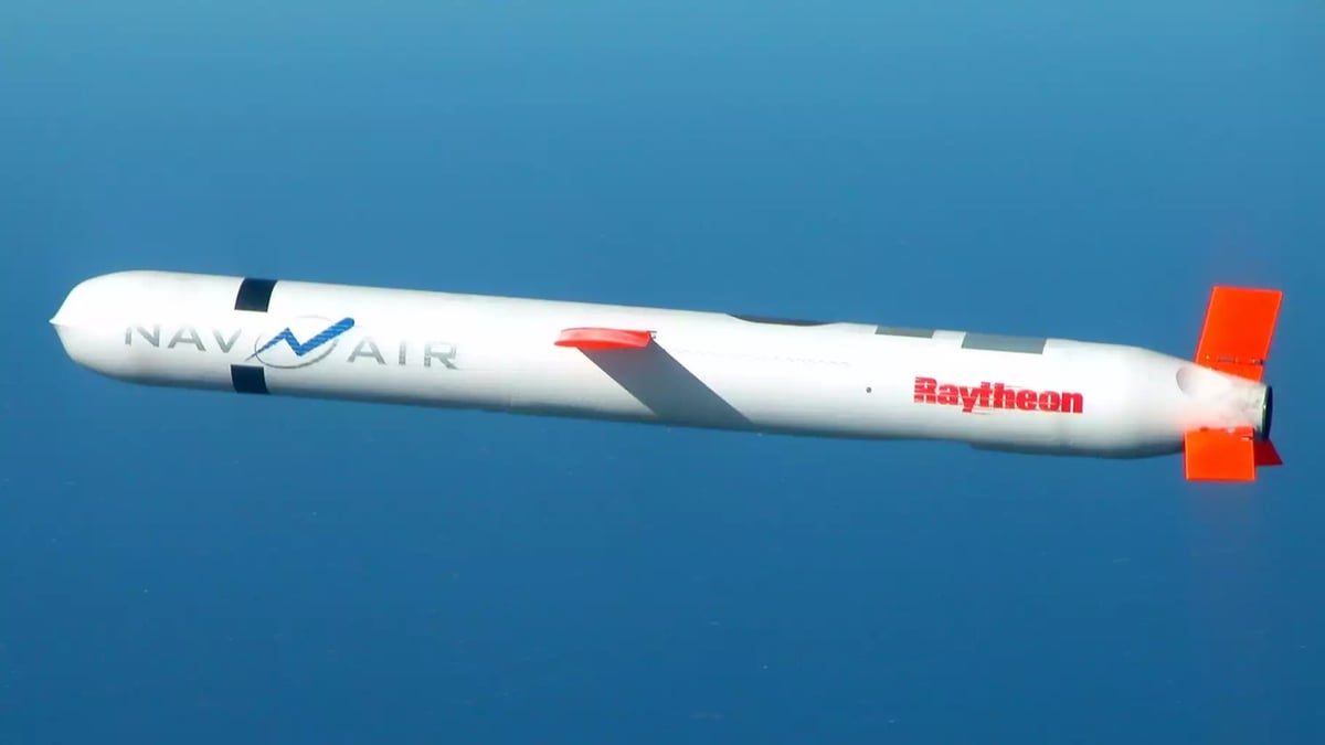 Missile de croisière Tomahawk Block IV lors d'un vol d'essai longue distance et tiré depuis un sous-marin (10 novembre 2002).