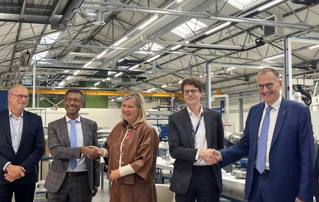 Signature de contrat entre la Sabca, l'état belge et ArianeGroup pour la production d'actuateurs au profit des futurs lancements d'Ariane 6 (6 octobre 2025).