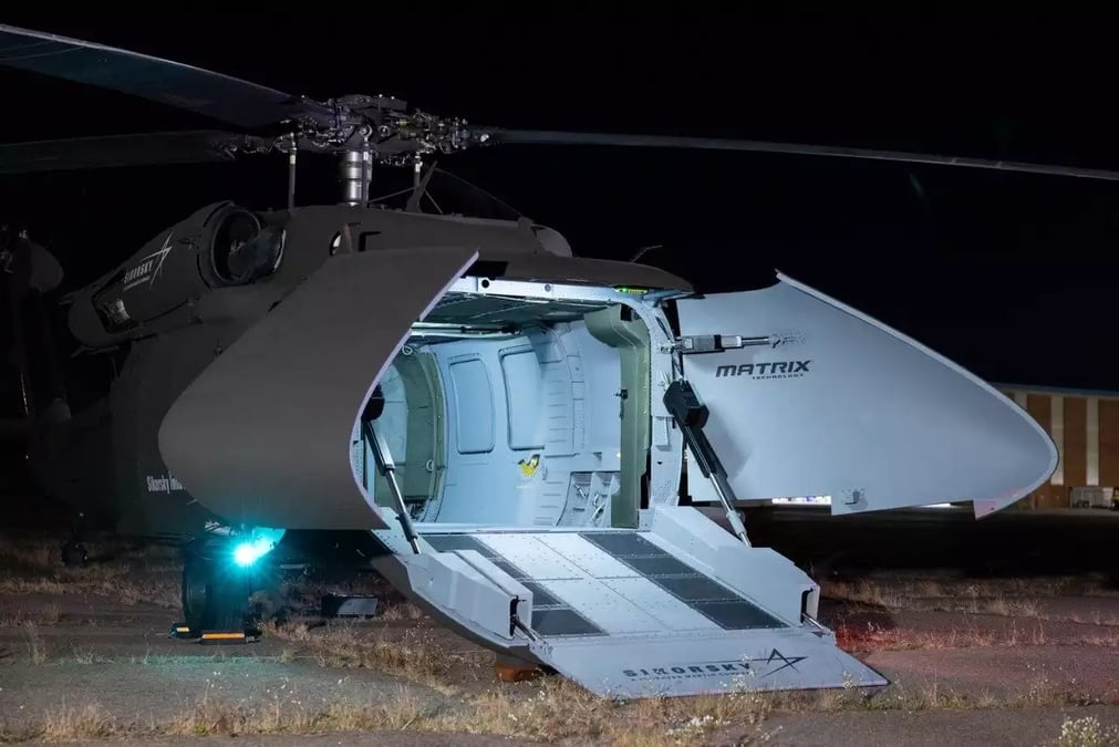 Hélicoptère de transport moyen autonome S-70UAS U-Hawk au sol avec sa rampe ouverte.