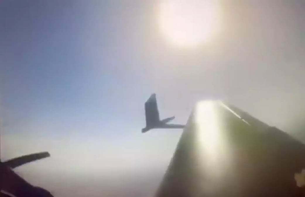 Un pilote de Yak-52 ukrainien s'apprête à couper en deux un drone de reconnaissance russe Zala à l'aide de l'aile droite (tribord) de son avion (16 octobre 2025).