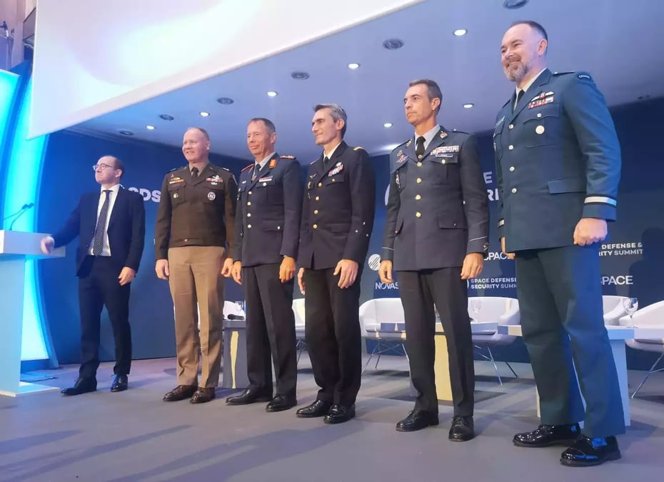 De g. à d. : P. Révillon (Novespace) et les commandants de l’espace Wilson (Etats-Unis), Traut (Allemagne), Chusseau (CDE), le Zaragoza (Espagne) et Horner (Canada).