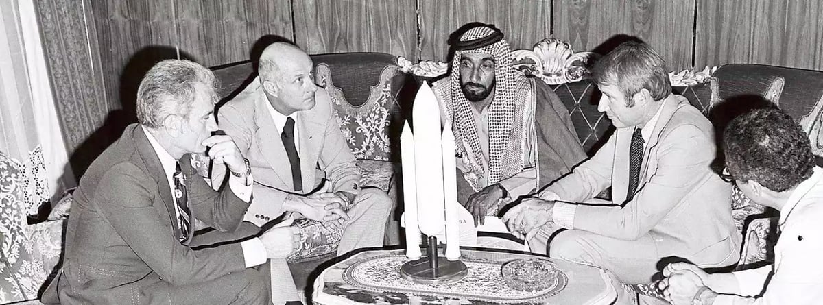 1970. Le Cheikh Zayed bin Sultan Al Nahyan rencontre des représentants de la Nasa.