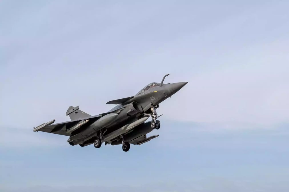 Décollage d'un Rafale M équipé d'un missile stratégique (d'essai) ASMPA-R, tiré quelques heures plus tard dans l'opération Diomède (13 novembre 2025).
