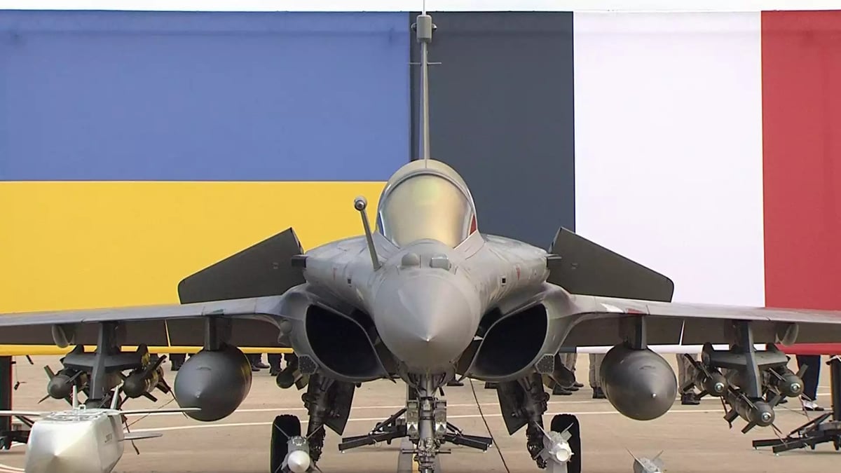 Rafale C et ses munitions à Villacoublay à l'occasion de la signature de la LOI entre la France et l'Ukraine (17 novembre 2025).