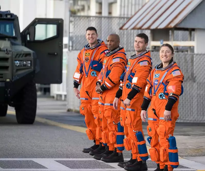 De g. à d. : Les astronautes J. Hansen, V. Glover, R. Wiseman et C. Koch avant le CDT d’Artemis 2, le 20 décembre.